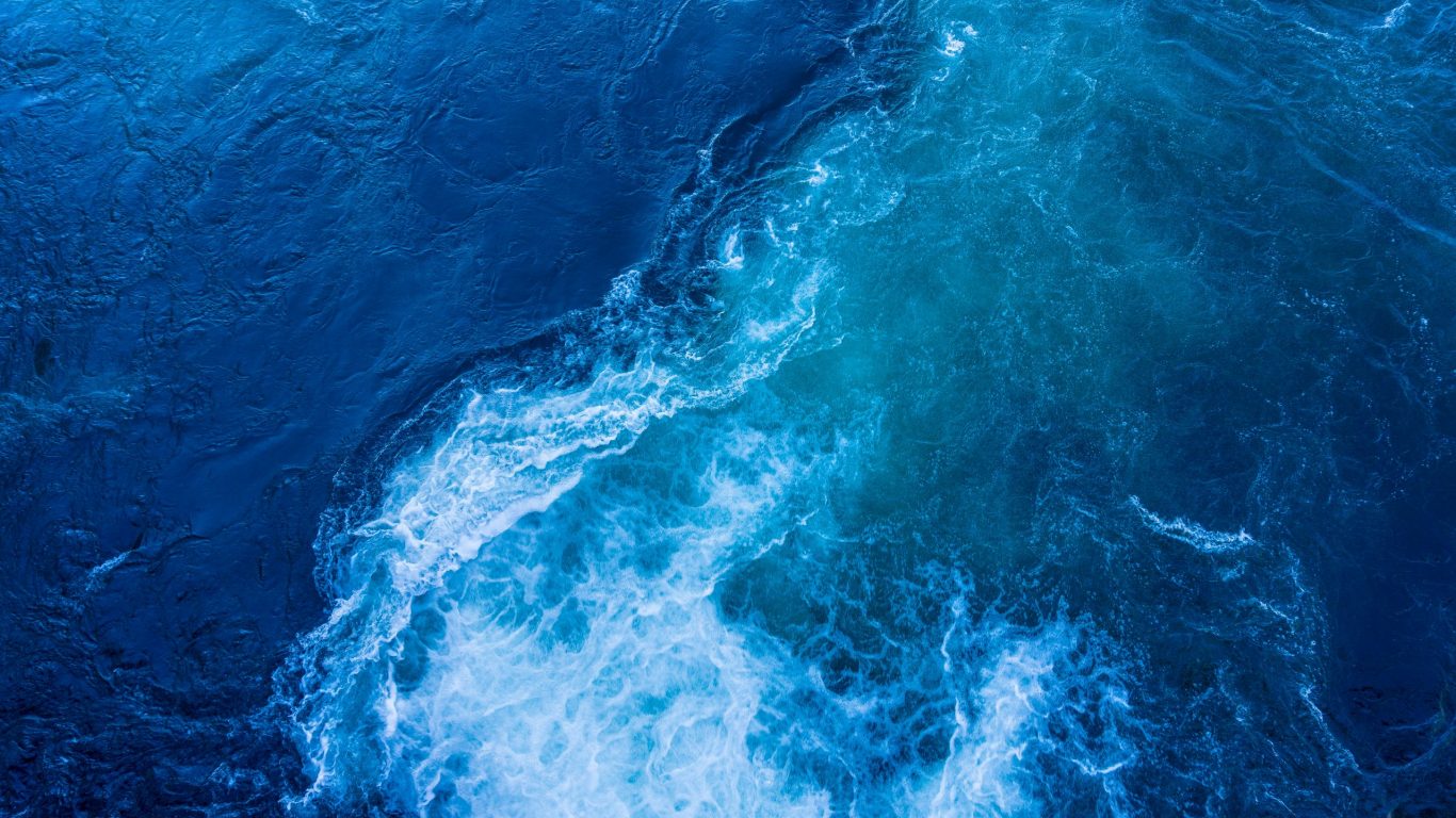 Foto golvend donkerblauw water op slowcialmedia waarbij je gefocust kunt werken
