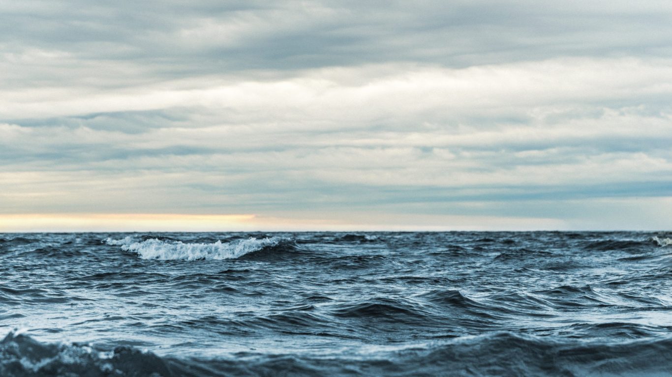 Foto van een golvende zee en bewolkte lucht op slowcialmedia waarbij je gefocust kunt werken