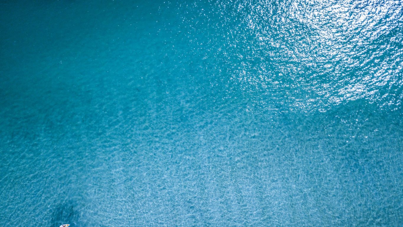 Foto van helder blauw water op slowcialmedia waarbij je gefocust kunt werken