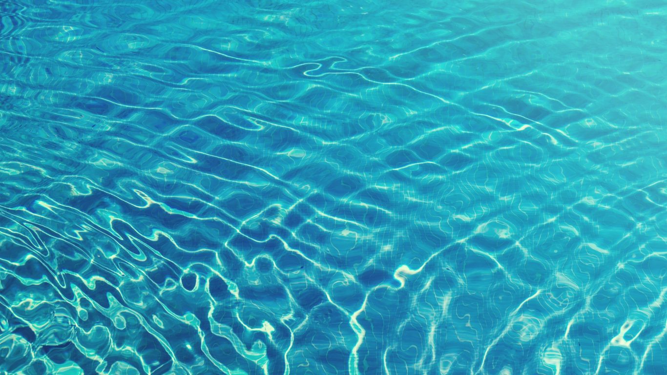 Foto van helder blauw kringend water op slowcialmedia waarbij je gefocust kunt werken