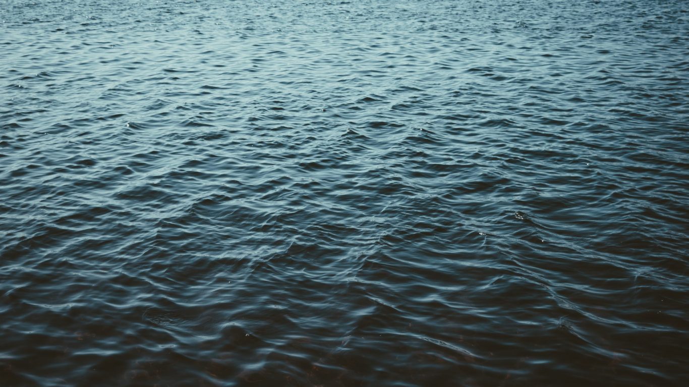 Foto van donker water op slowcialmedia waarbij je gefocust kunt werken